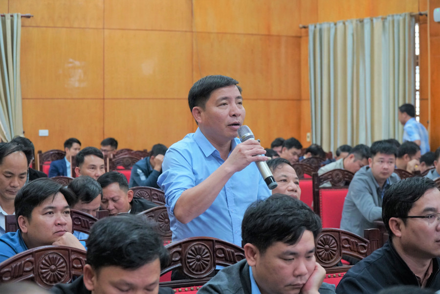 Thầy Trần Duy Quang - Phó hiệu trưởng Trường Phổ thông DTBT THCS Châu Tam, huyện Con Cuông, Nghệ An phát biểu ý kiến tại hội thảo. Ảnh: Hồ Lài hoi-thao-ho-tro-truong-dan-toc-ban-tru-4.jpg