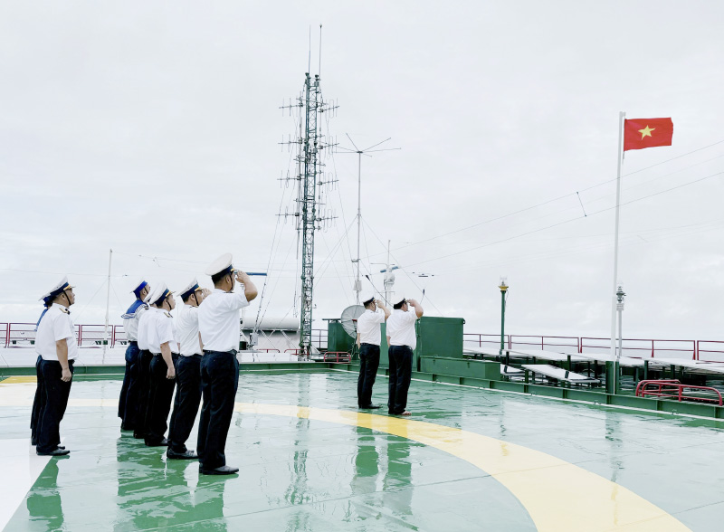 Thiêng liêng lễ chào cờ trên đỉnh nhà giàn DK1/9