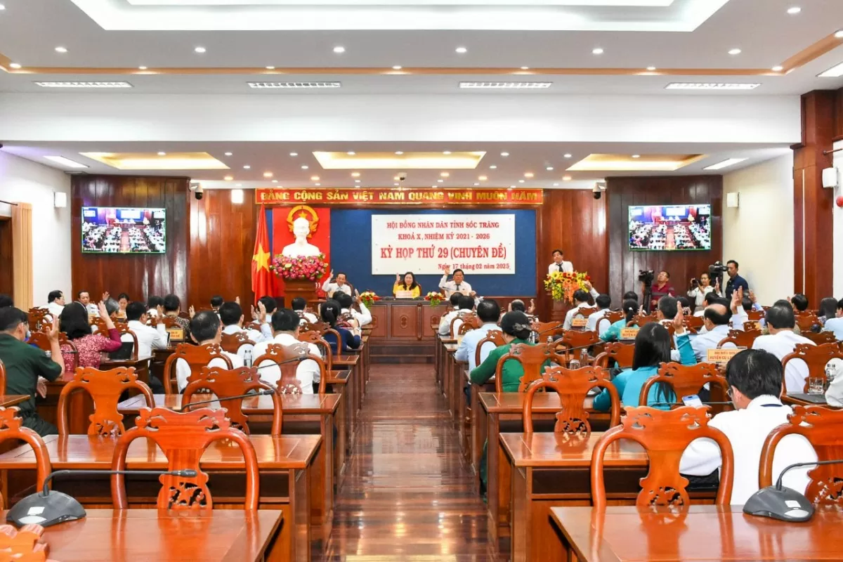 Đại biểu HĐND tỉnh Sóc Trăng biểu quyết thông qua nghị quyết. Ảnh: SONG LÊ