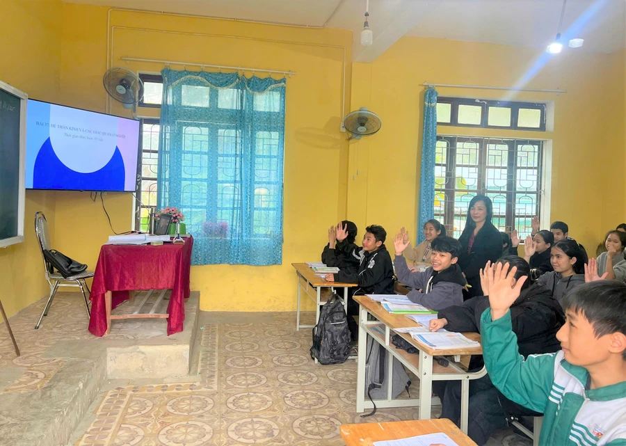 Giờ dạy thêm miễn phí cho học sinh của giáo viên Trường THCS Yên Khê, huyện Con Cuông, Nghệ An. Ảnh: NTCC