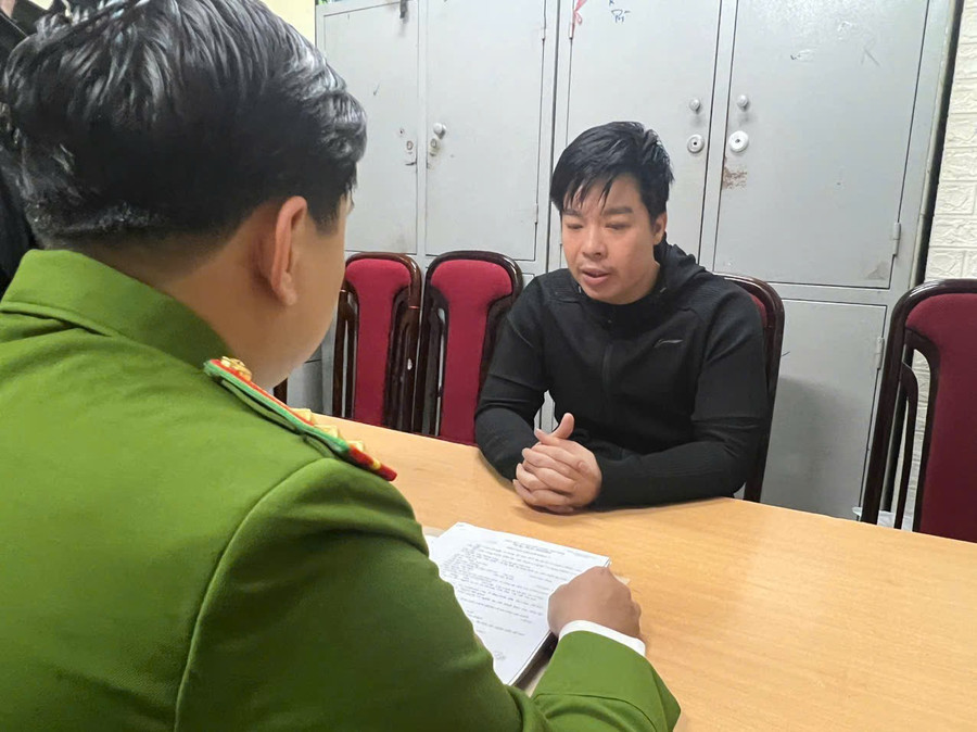 Đỗ Huy Hoàng tại cơ quan công an. Ảnh: CACC duong-day-lua-dao-dau-tu-tien-ao-mxp-bi-triet-pha-5527.jpg