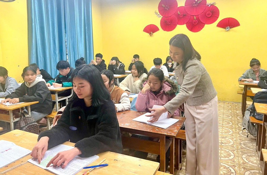 Cô Hoàng Thị Tú Nga - giáo viên Ngữ văn Trường THCS Yên Khê, Con Cuông (Nghệ An) giảng dạy học sinh khối 9. Ảnh: NTCC nhung-la-don-xin-day-them-mien-phi-2.jpg