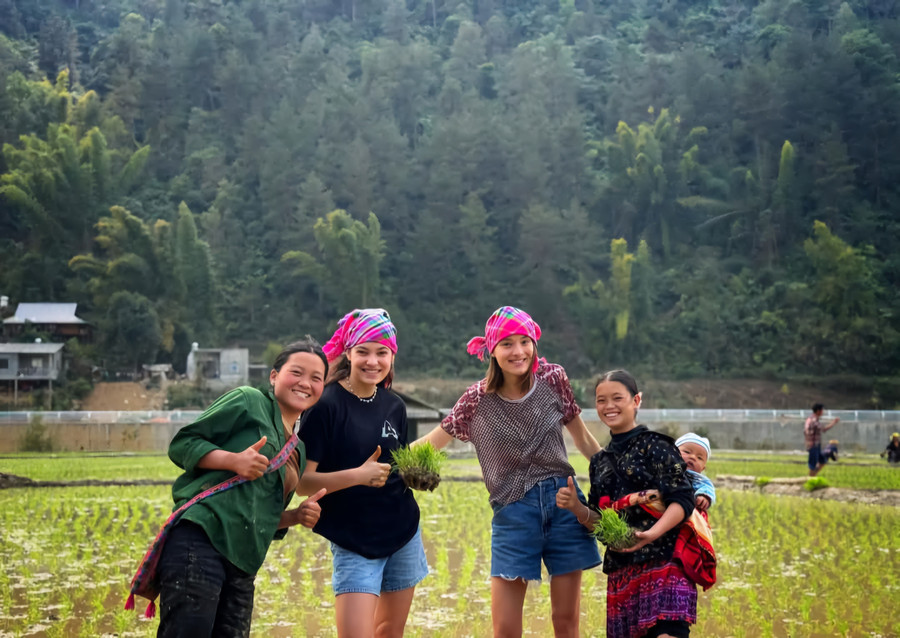 Và lưu lại kỷ niệm đầy hứng khởi với người dân bản địa. (Ảnh: A Giàng). 1000029068.jpg