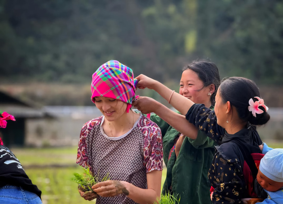 Khách du lịch nước ngoài thích thú bởi sự thân thiện, bình dị của người dân nơi đây. (Ảnh: A Giàng). 1000029065.jpg