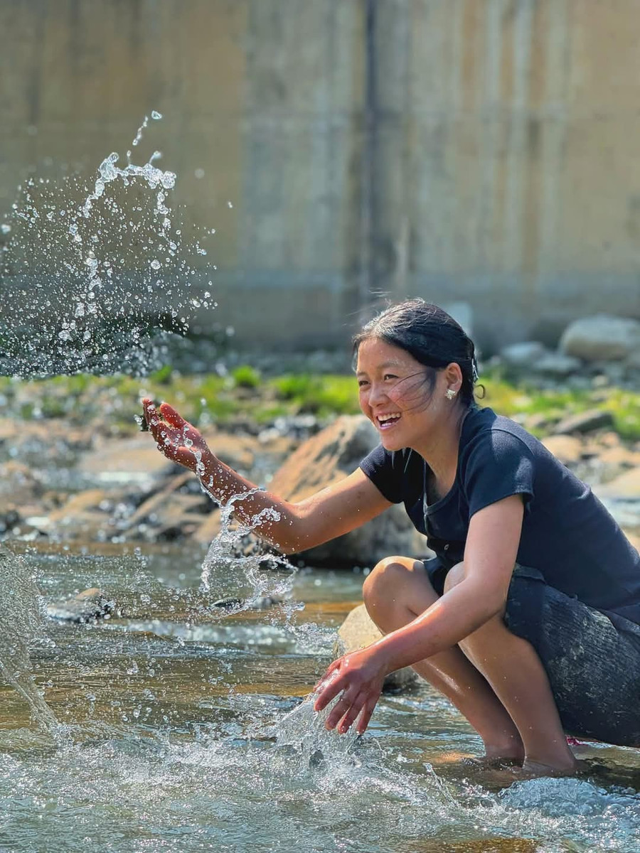 Tập quán cấy lúa nước không chỉ mang lại sự no ấm, còn tạo ra những bức tranh cho miền di sản. Ruộng bậc thang Mù Cang Chải, nơi được báo nước ngoài đánh giá là có vẻ đẹp phi thực tế. (Ảnh: A Giàng). 1000029070.jpg