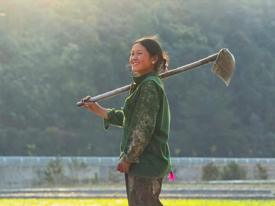 Nụ cười lạc quan cho mùa màng bội thu. (Ảnh: A Giàng). 1000029069.jpg