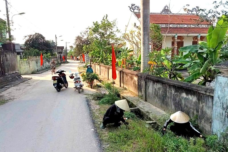 Để có các khu dân cư kiểu mẫu, người dân xã Đức Ninh nỗ lực kiến thiết, xây dựng.