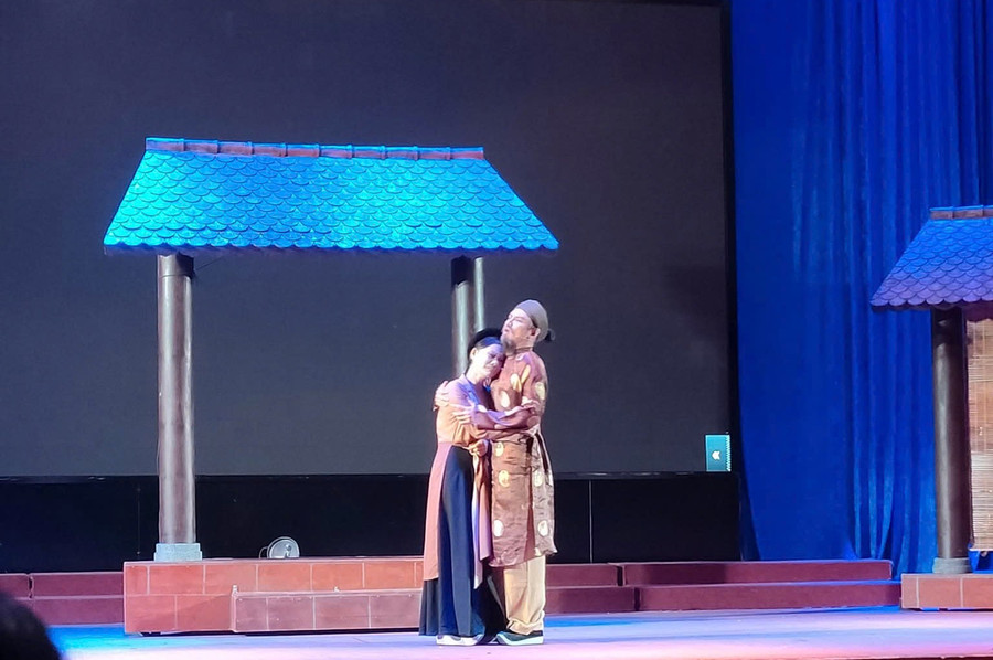 Hơn 30 bài thơ cổ được lồng vào vở kịch. Ảnh: Gia Kỳ ho-xuong-huong.jpg