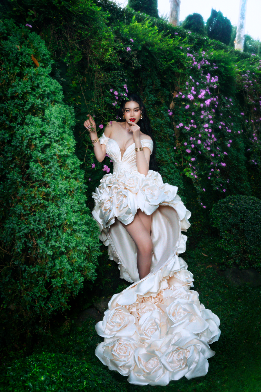Lấy cảm hứng từ vẻ đẹp quyến rũ, kiêu sa, nàng hậu diện trên mình chiếc váy mullet đầy lộng lẫy với hàng chục bông hồng 3D khổ lớn, được may thành tà dài phía sau. dsc05851.png