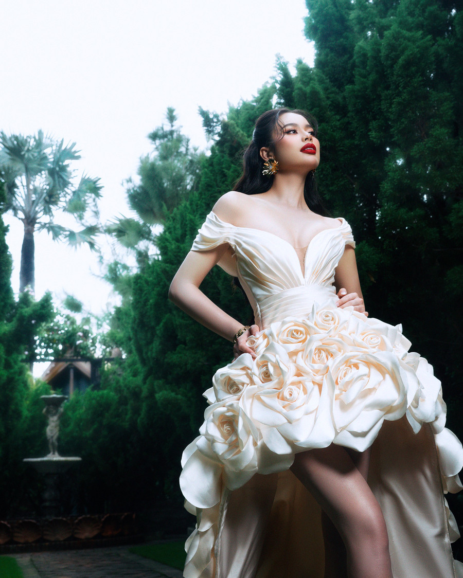 Đôi chân dài cùng vòng một gợi cảm của người đẹp được khai thác triệt để trong thiết kế này. dsc05713.png