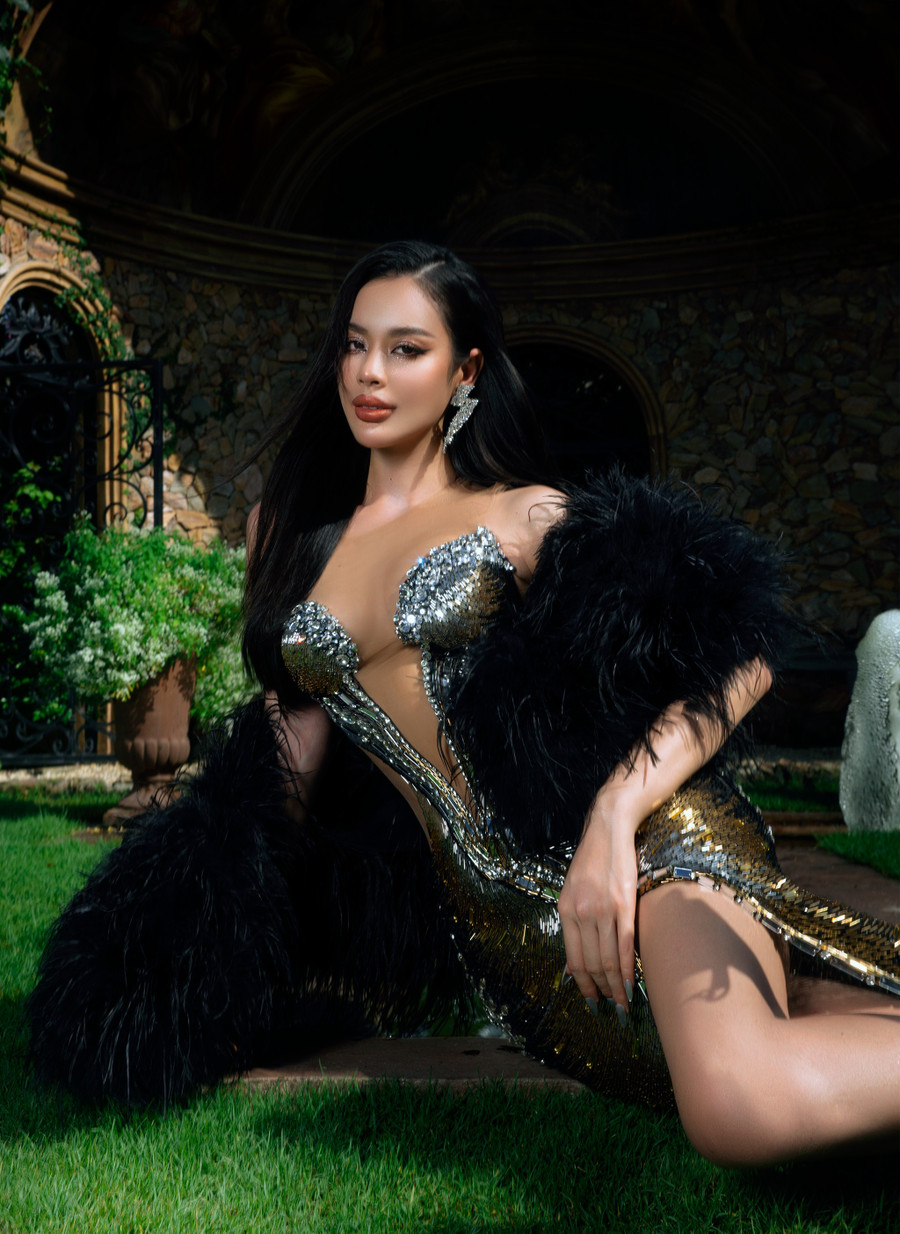 Bộ trang phục dạ hội thứ hai có giá lên đến hàng trăm triệu đồng được thiết kế đo ni đóng giày cho người đẹp sinh năm 2002, giúp cô khoe khéo 3 vòng đầy quyến rũ. dsc06254.png