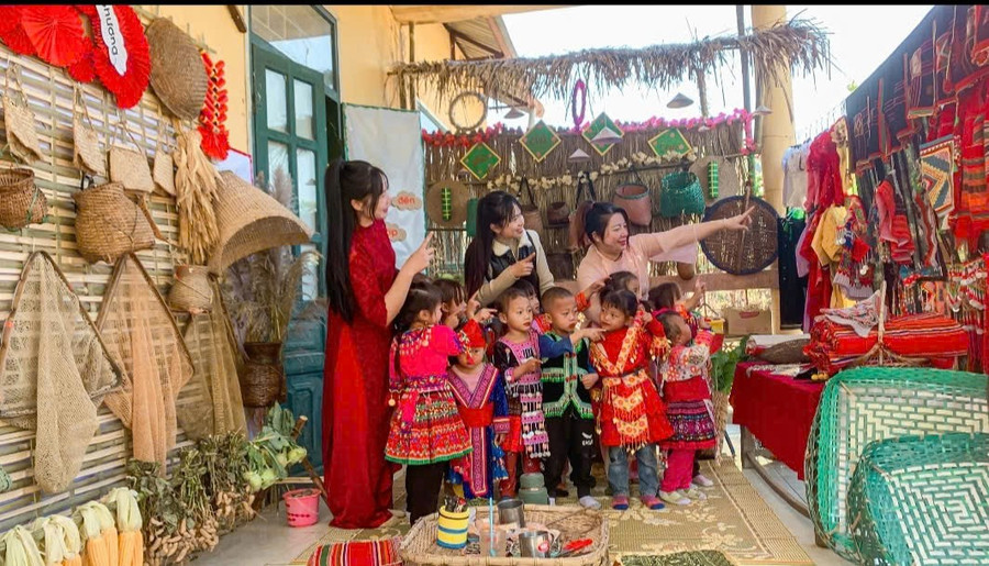 Cô và trẻ trải nghiệm góc địa phương. muong-muong-so-1-3.jpg
