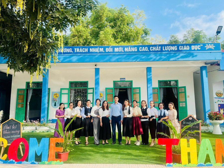 Lãnh đạo phòng GD&ĐT huyện Điện Biên thăm và làm việc với nhà trường. mn-thanh-chan-3.jpg