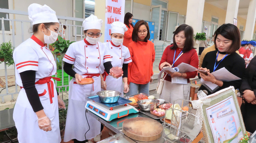 Ban giám khảo kiểm tra phần chuẩn bị thực phẩm của từng đội chơi. 18-3-co-nuoi2.jpg