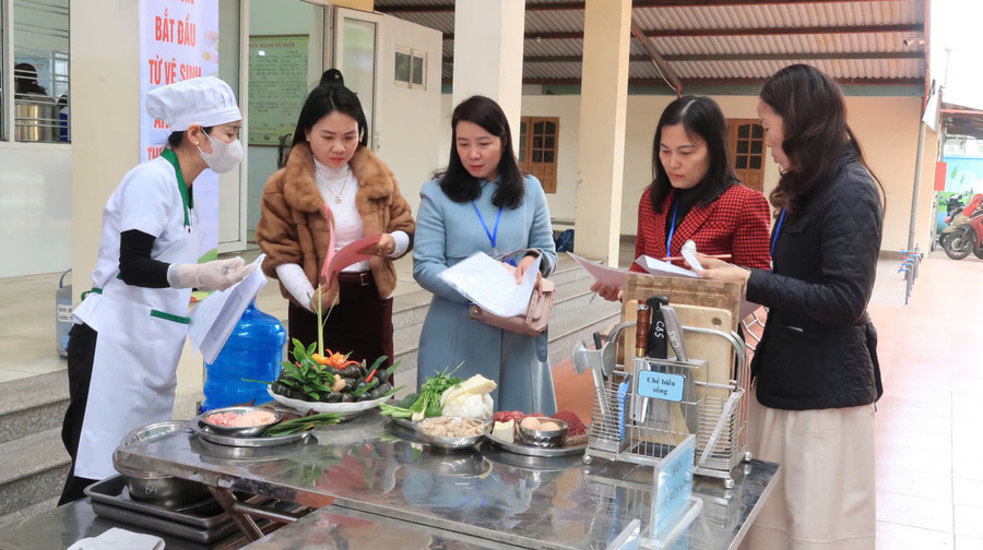 Sau phần lý thuyết, nhân viên nuôi dưỡng thực hành một bữa ăn cho trẻ trước sự giám sát của ban giám khảo. 18-3-co-nuoi1.jpg