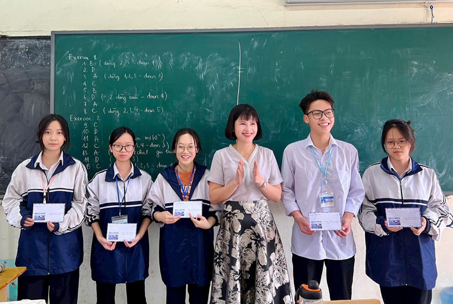 Nguyễn Phương Thảo (bìa phải) và cô giáo chủ nhiệm Nguyễn Thị Dịu cùng các bạn. thao-4.jpg