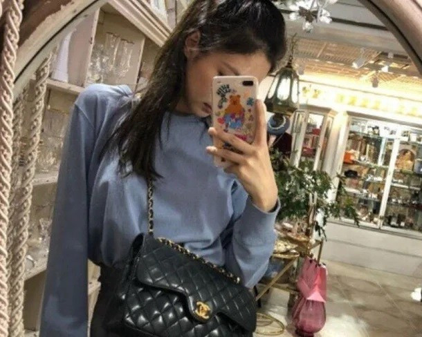 Những món đồ Chanel cổ điển mà Jennie được thừa hưởng từ mẹ cô ấy gây xôn xao. jennie-02.jpg