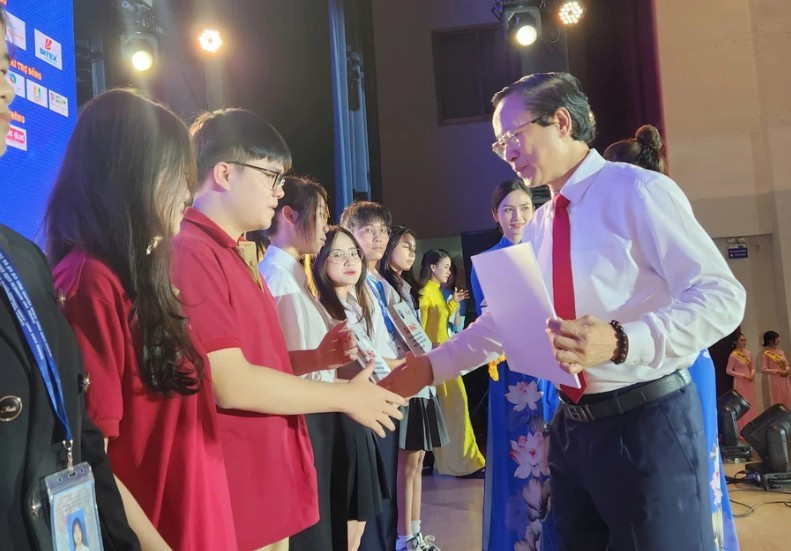 Thứ trưởng Bộ GD&ĐT Phạm Ngọc Thưởng trao giải cho học sinh đạt giải Nhất. Ảnh: L.N khkt.jpg