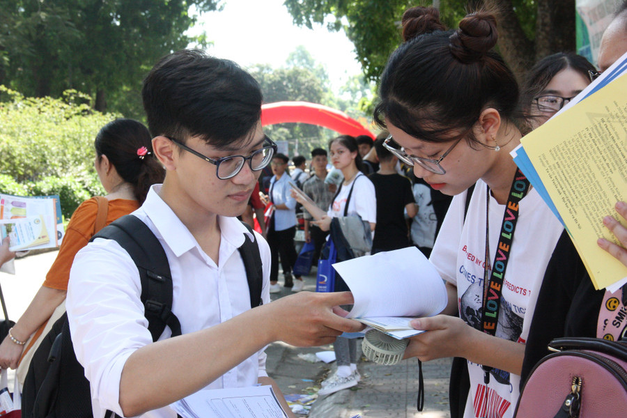 Thí sinh tìm hiểu thông tin tại ngày hội tuyển sinh. img-3389.jpg