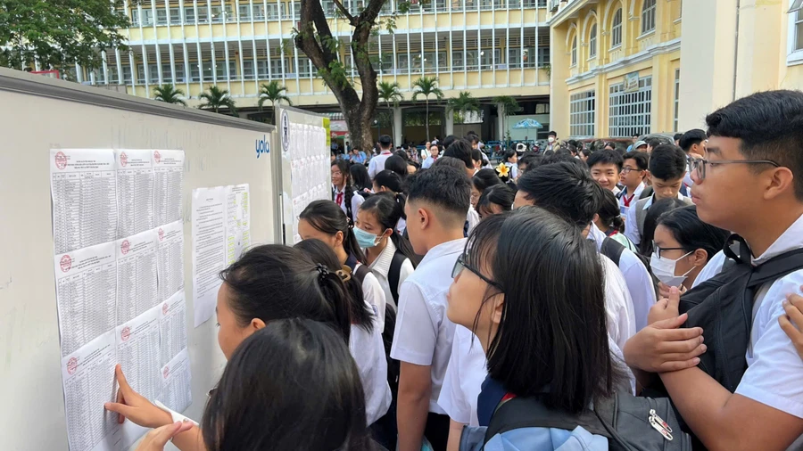 Thí sinh dự thi học sinh lớp 9 xem số báo danh tại điểm thi Trường THPT Trần Đại Nghĩa.