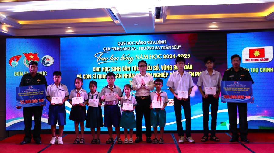 Các đơn vị nhận bảng tượng trưng hỗ trợ học bổng. trao-hoc-bong-9.jpg