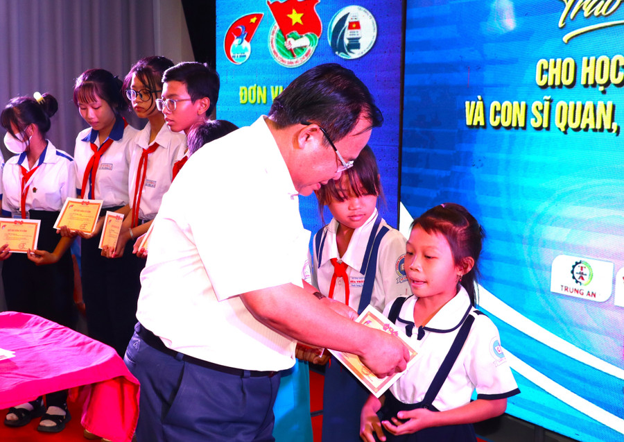 Phó Chủ tịch UBND tỉnh Cà Mau Nguyễn Minh Luân trao học bổng cho học sinh khó khăn. trao-hoc-bong-5.jpg