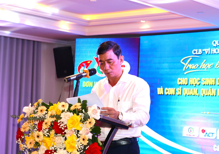 Ông Lê Hoàng Dự, Phó Giám đốc Sở GD&ĐT Cà Mau phát biểu tại buổi lễ. trao-hoc-bong-1.jpg