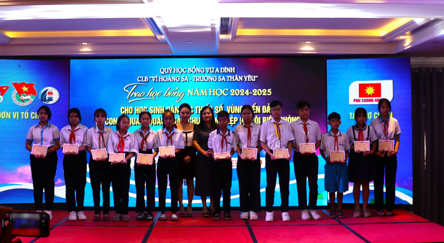 Học sinh vui mừng khi nhận được học bổng từ chương trình. trao-hoc-bong-7.jpg