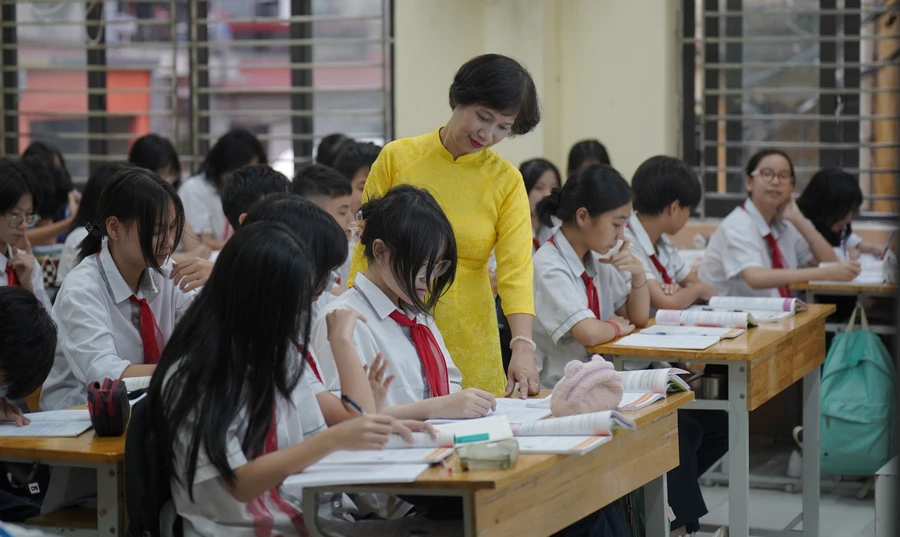 Cô trò Trường THCS Tây Sơn (Hai Bà Trưng, Hà Nội). Ảnh: Xuân Phú