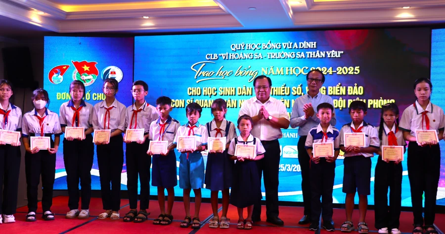 Lãnh đạo tỉnh Cà Mau và đại diện Quỹ học bổng Vừ A Dính trao học bổng cho học sinh.