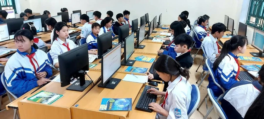 Các em học sinh trường PTDTNT THCS Văn Chấn.