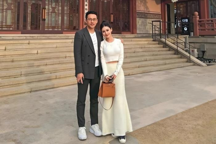 Doanh nhân Uông Tiểu Phi và vợ sắp cưới Mandy. tu-hy-vien-1.jpg