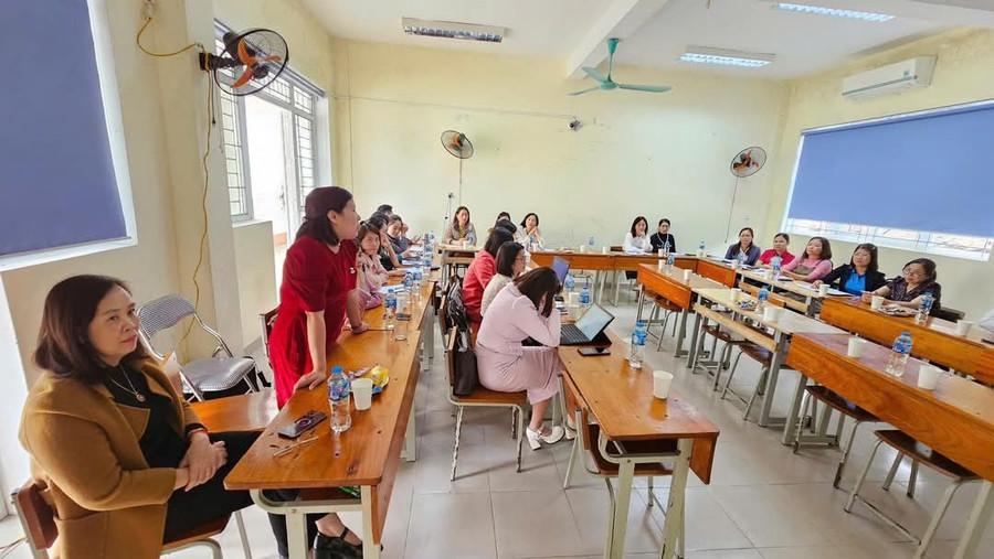 Các thầy cô giáo tham gia đóng góp ý kiến. 1000031285.jpg