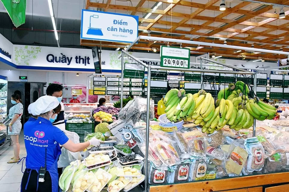 Khách hàng mua sắm hàng hóa tại Siêu thị Co.opmart Bạc Liêu. Ảnh: K.T Khách hàng mua sắm hàng hóa tại Siêu thị Co.opmart Bạc Liêu. Ảnh: K.T