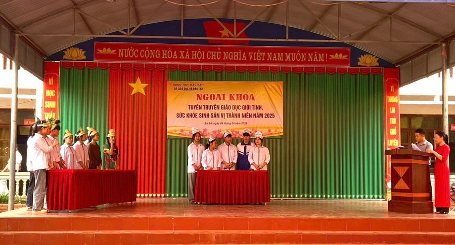 Sở GD&ĐT Bắc Kạn tổ chức chương trình ngoại khóa tuyên truyền giáo dục giới tính, sức khỏe sinh sản cho học sinh trường THPT Ba Bể.