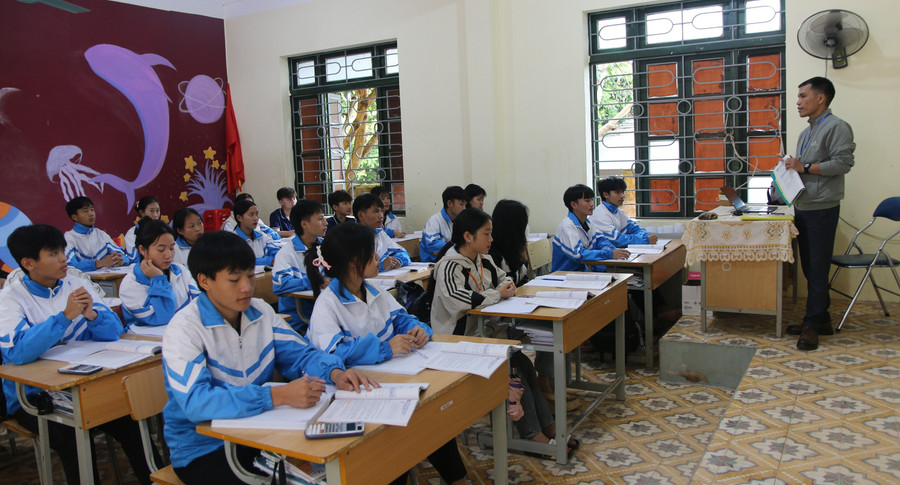 Một giờ ôn thi tốt nghiệp THPT của học sinh lớp 12, Trường THPT huyện Mường Nhé (Điện Biên). Ảnh: Minh Đức hoc-tro-vung-cao-quyet-tam-vuot-vu-mon-1.jpg