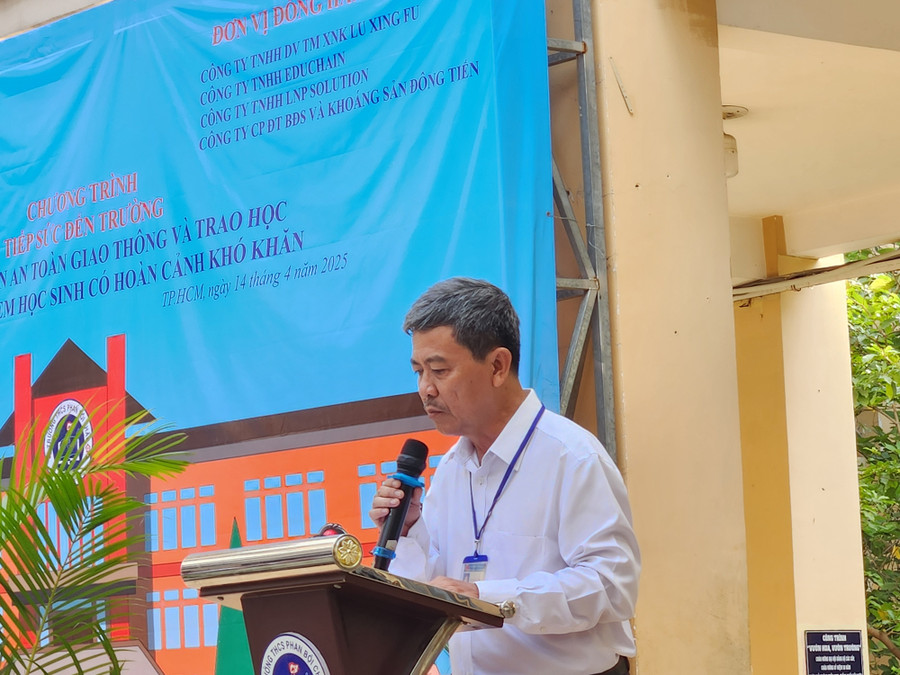 Ông Nguyễn Hữu Đức - Hiệu trưởng Trường THCS Phan Bội Châu. 1000126608.jpg