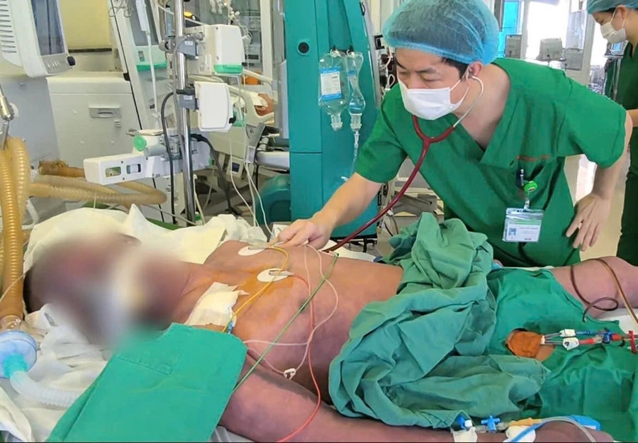 Bệnh nhân nhập viện trong tình trạng sốc nhiễm khuẩn, xuất hiện ban xuất huyết hoại tử lan rộng toàn thân. Ảnh: BVCC.