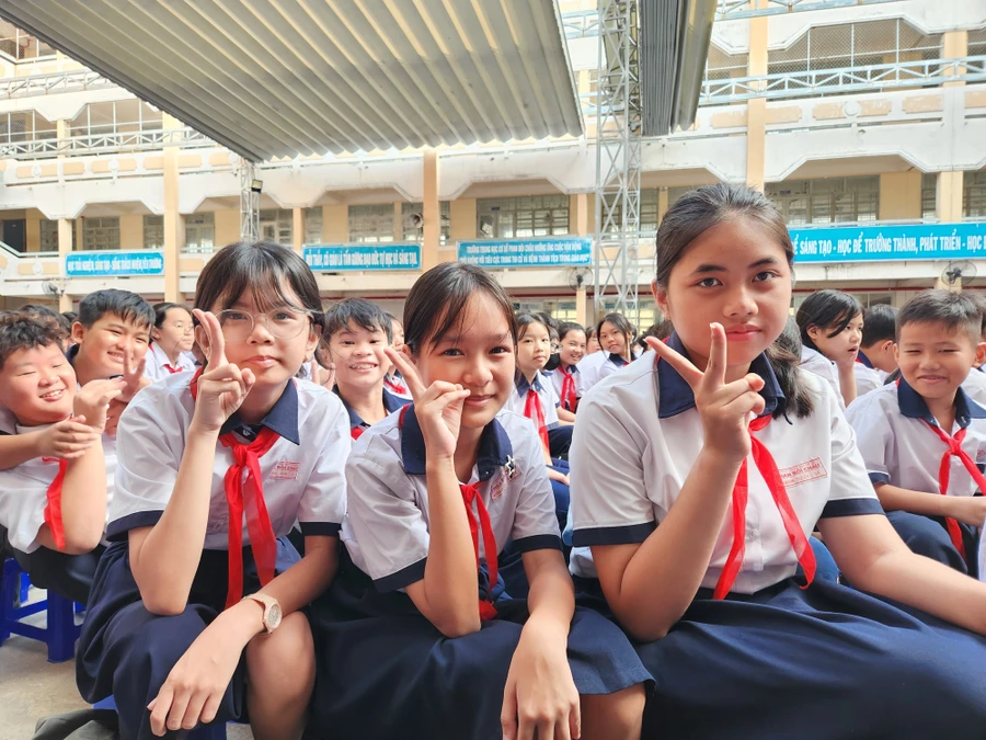 Mai Hoàng Quyên (giữa) cùng các bạn tại Trường THCS Phan Bội Châu tham gia chương trình Tuyên truyền an toàn giao thông.