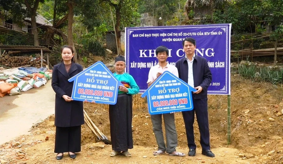 Bà Cao Thị Sợi (áo xanh) và anh Hà Văn Chuẩn (áo trắng), ở xã Nam Xuân (Quan Hóa, Thanh Hóa) nhận kinh phí hỗ trợ nhà ở.