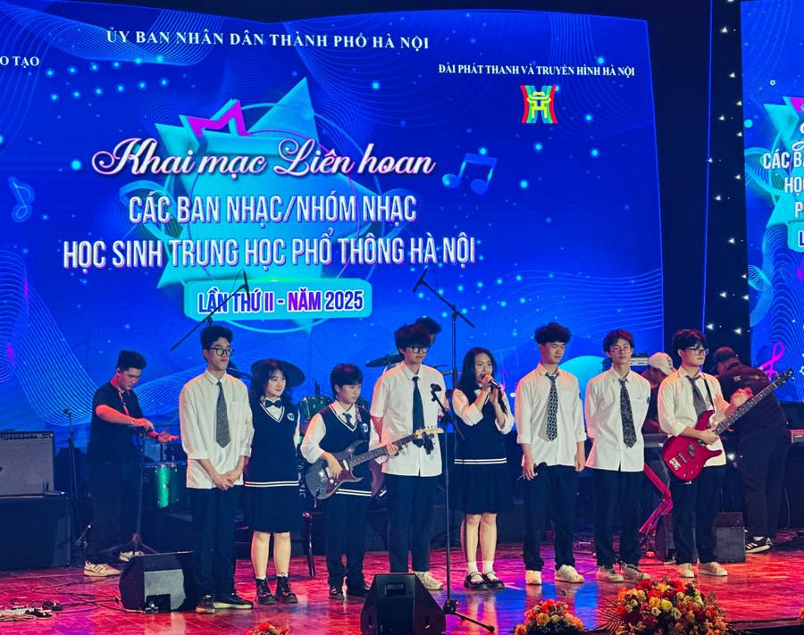 Tiết mục đặc sắc của nhóm nhạc đến từ Trường THPT Phan Đình Phùng. pdp.jpg