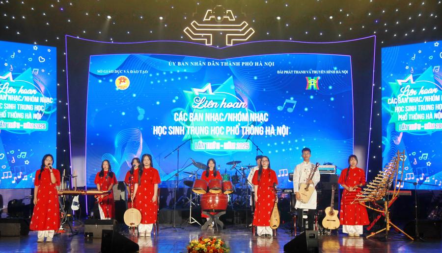 Tiết mục biểu diễn của nhóm nhạc Trường THCS&THPT Nguyễn Tất Thành. img-0749.jpg