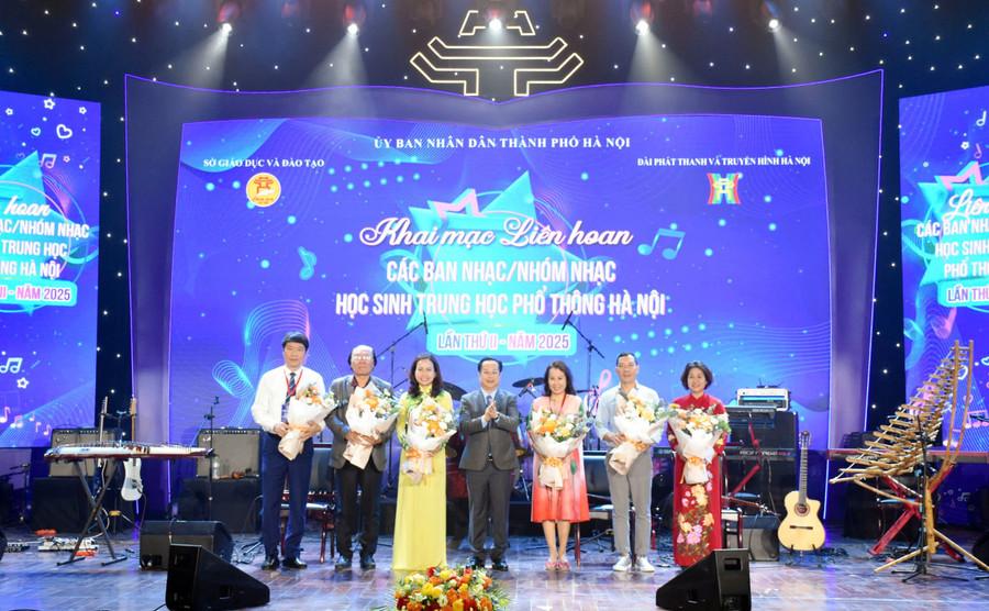 Ban tổ chức tặng hoa cho Ban Giám khảo. giam-khao.jpg