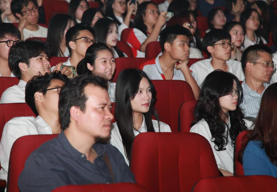 Các ban nhạc và khán giả có mặt tại hội trường Trường THPT chuyên Hà Nội - Amsterdam. img-0956.jpg