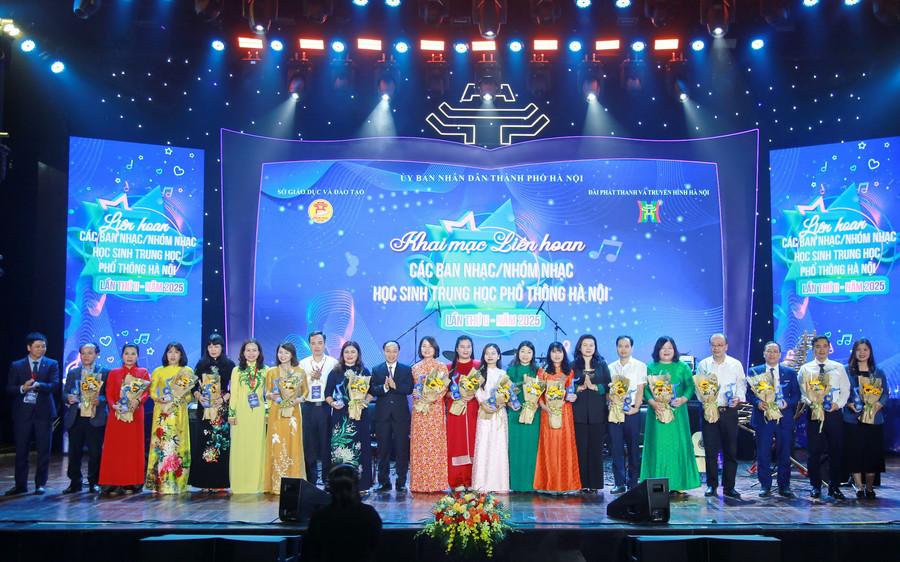 Ban tổ chức tặng hoa các nhà trường tham gia liên hoan. img-0714.jpg