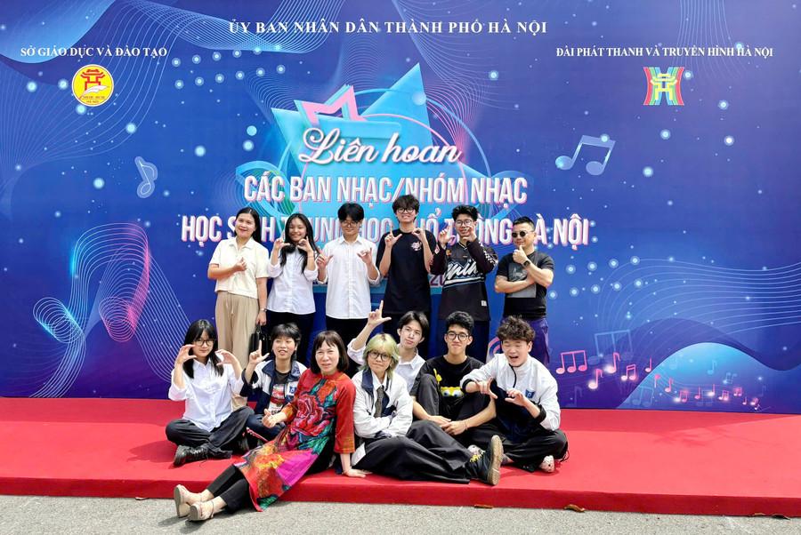 Các nhóm nhạc hào hứng tham dự liên hoan. z6504921238757-88b61e532a2e0dfac32dc6331cb74520.jpg