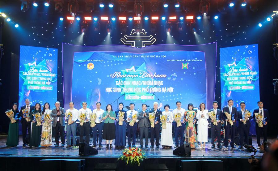 Giám đốc Sở GD&ĐT Hà Nội Trần Thế Cương cùng lãnh đạo các đơn vị của Bộ GD&ĐT tặng hoa các nhà trường tham gia liên hoan. img-0689.jpg