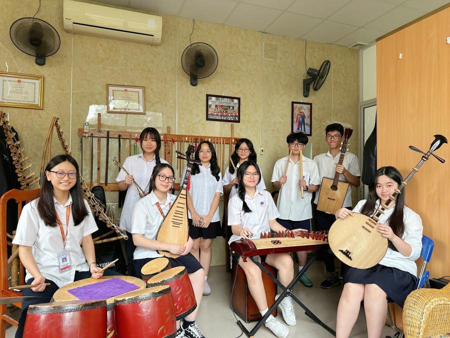 Nhóm nhạc Trường THCS&THPT Nguyễn Tất Thành luyện tập trước giờ biểu diễn. 488517518-1090493089789255-4874747648226410610-n.jpg