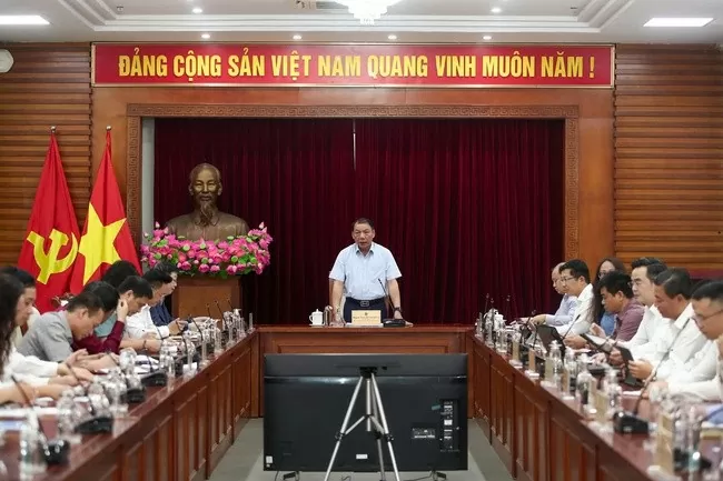 Bộ trưởng Nguyễn Văn Hùng làm việc với các cơ quan báo chí chủ lực về dự án Luật Báo chí (sửa đổi). Ảnh: Bộ VHTTDL