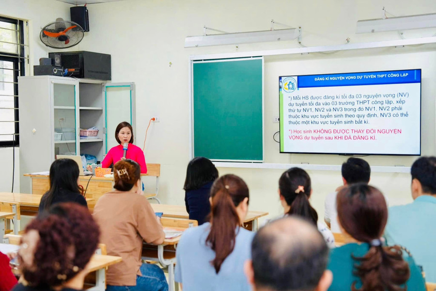 Phụ huynh lớp 9 cùng nghe trao đổi với giáo viên chủ nhiệm về công tác tuyển sinh năm 2025 của Thành phố. thai-thinh-2.jpg
